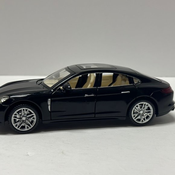 1:24 2020 Porsche Panamera Black Diecast With LED Lights - Picture 3 of 9